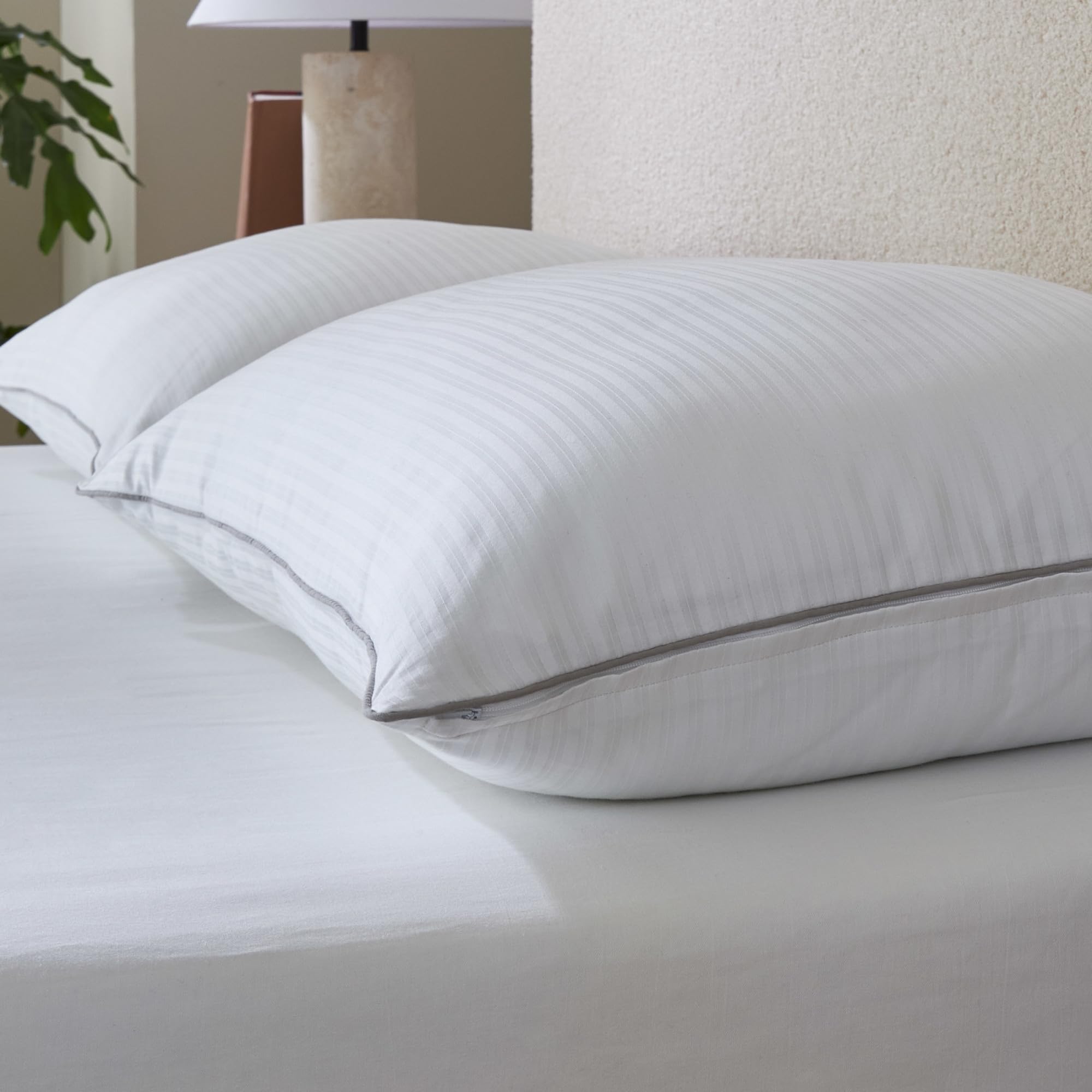 Isotonic oreiller posé sur un lit king offrant soutien bas pour dos et ventre