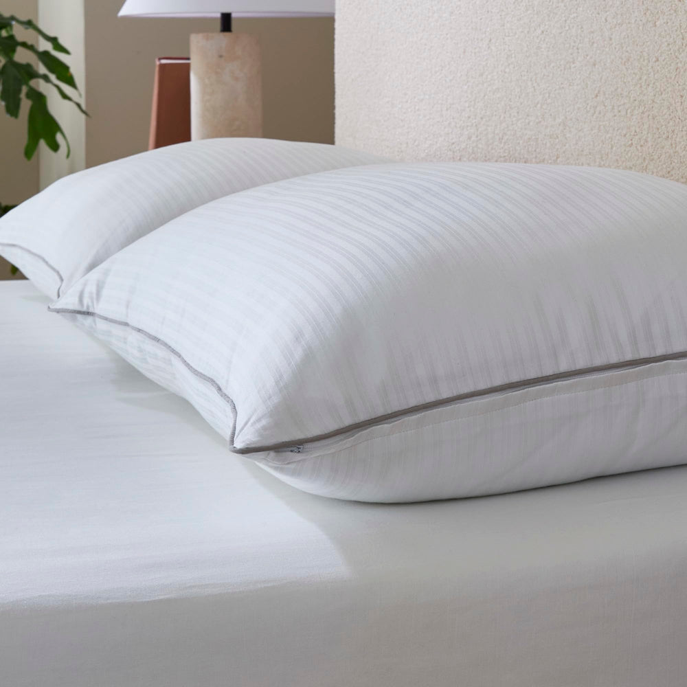 Isotonic oreiller posé sur un lit king offrant soutien bas pour dos et ventre