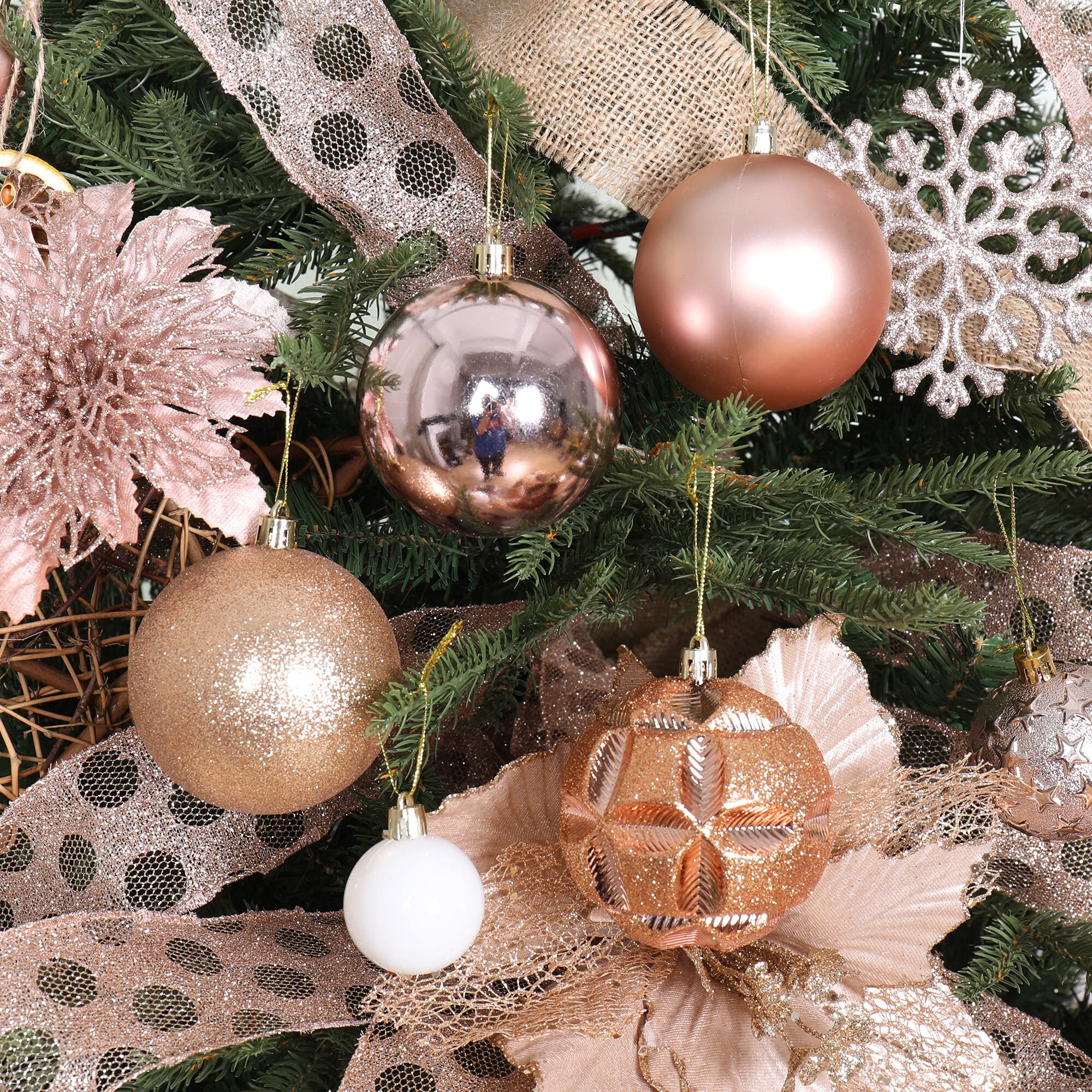 ISULIFE boules suspendues sur sapin, rendu festif et harmonieux