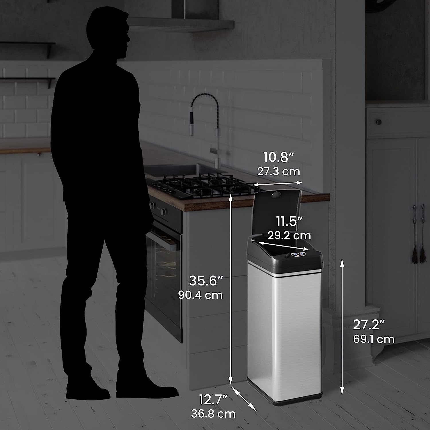 iTouchless à côté d'une bouteille pour comparer la taille et l'espace requis