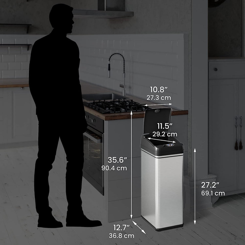 iTouchless à côté d'une bouteille pour comparer la taille et l'espace requis