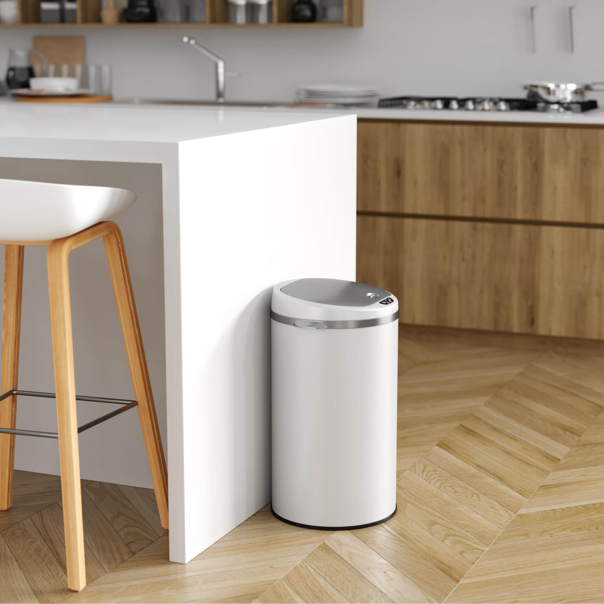 iTouchless à l'échelle dans une cuisine montrant la compacité et la capacité 30 litres pratique