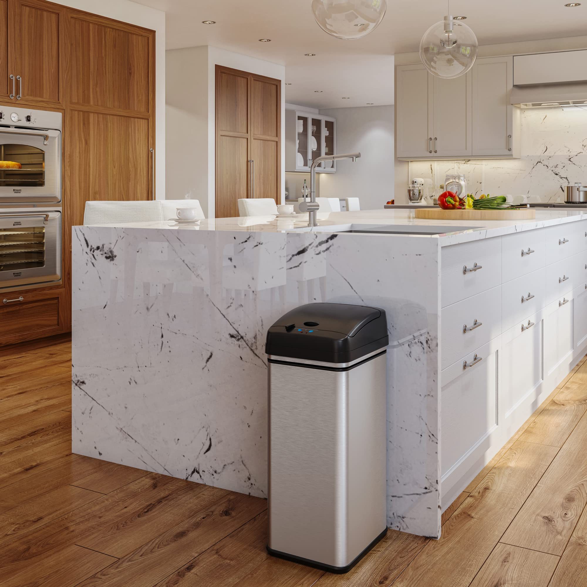 iTouchless en usage dans une cuisine moderne facilitant la gestion des déchets