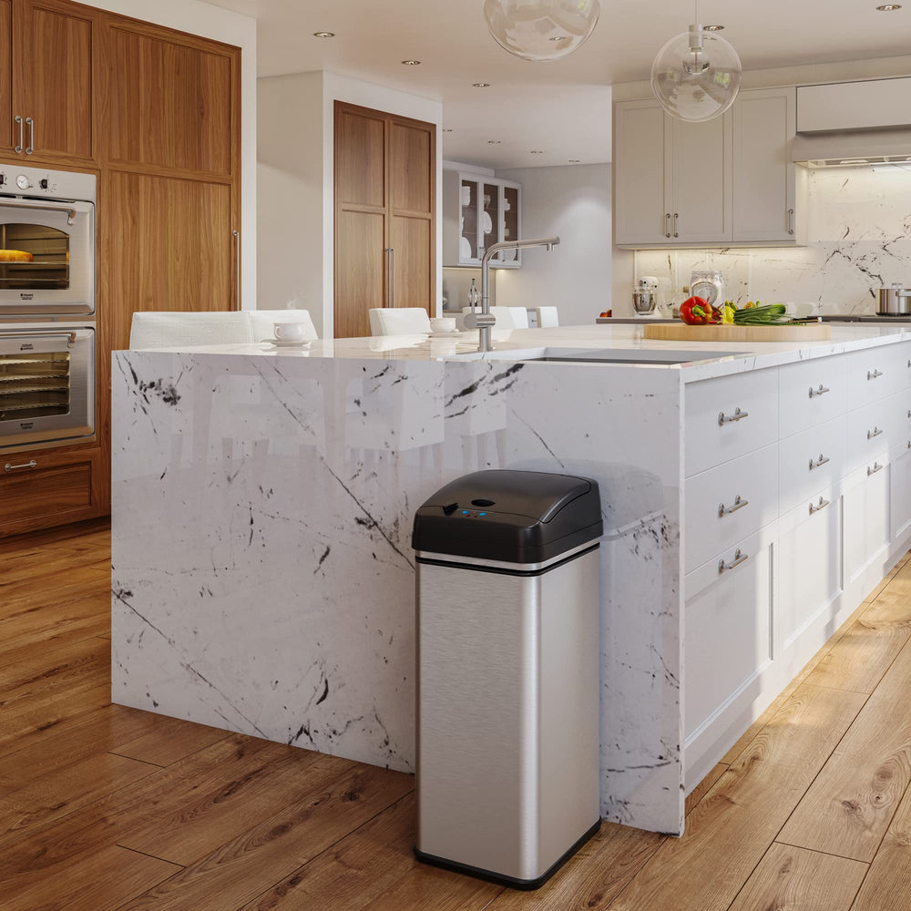 iTouchless en usage dans une cuisine moderne facilitant la gestion des déchets