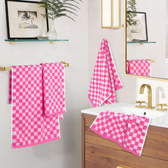 Jacquotha serviette drapée sur porte-serviette pour une décoration salle de bain raffinée