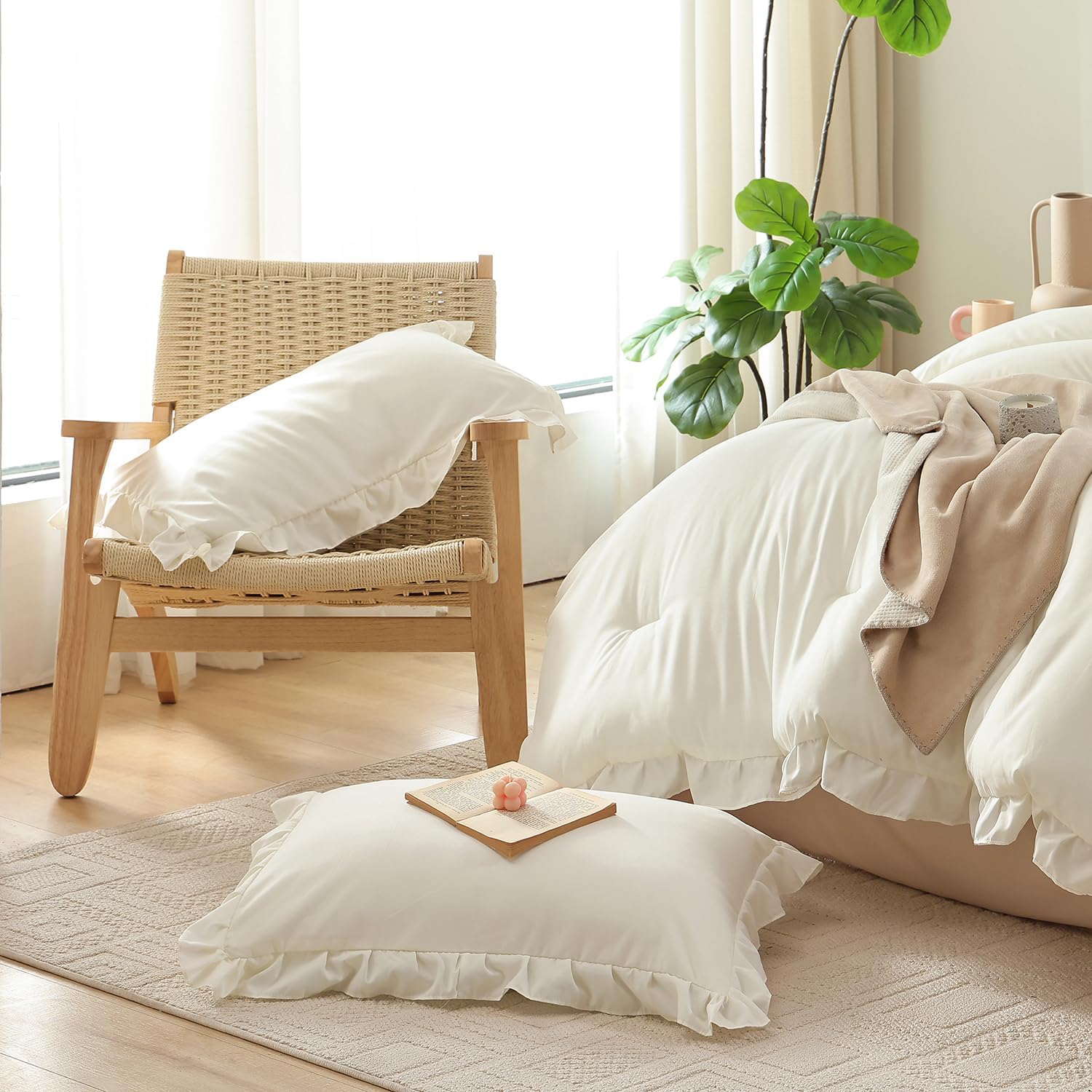 JANZAA deux taies d'oreiller assorties posées sur le lit, look coordonné