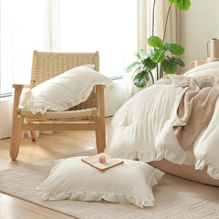 JANZAA deux taies d'oreiller assorties posées sur le lit, look coordonné