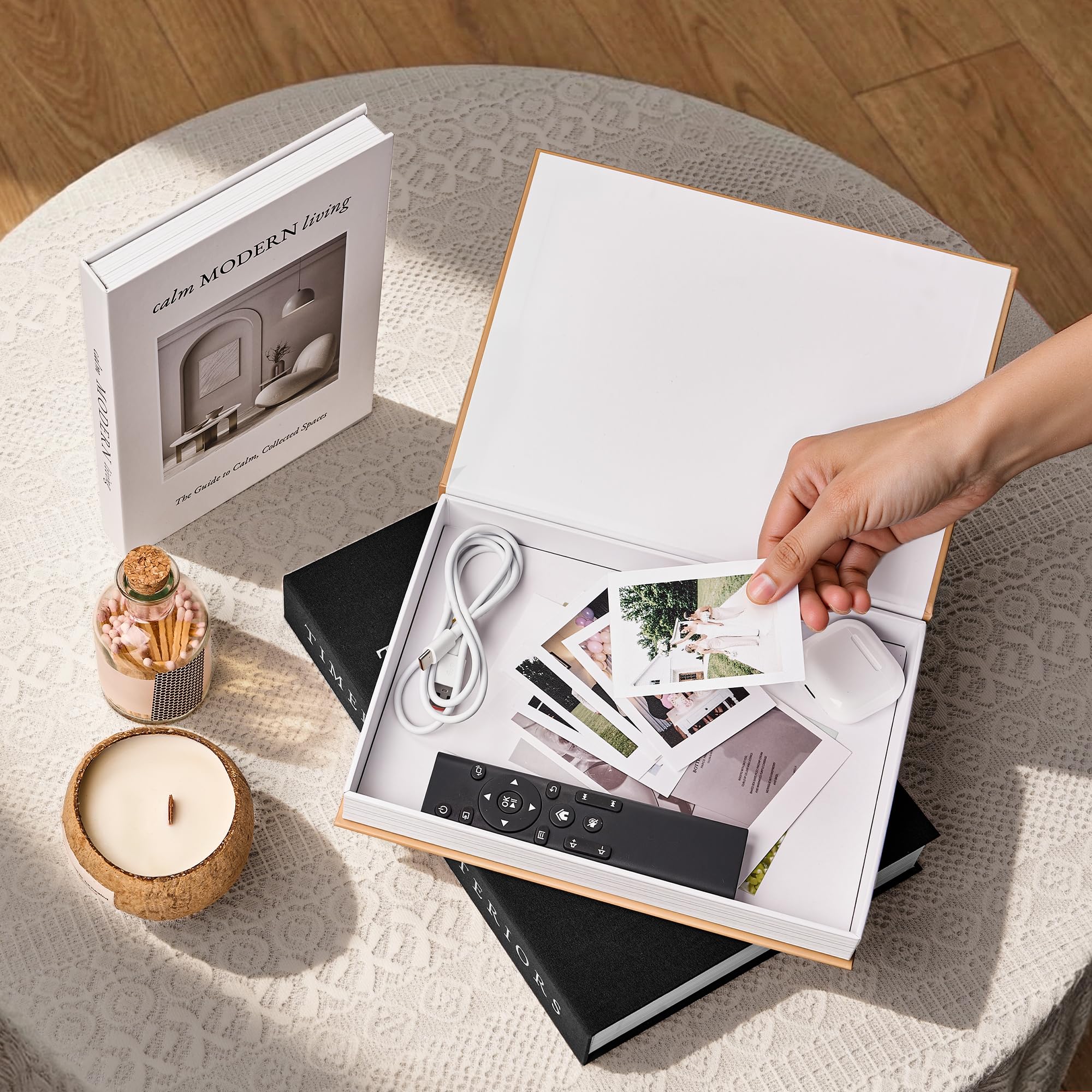 JARLINK livre utilisé comme support de vase, met en valeur objets