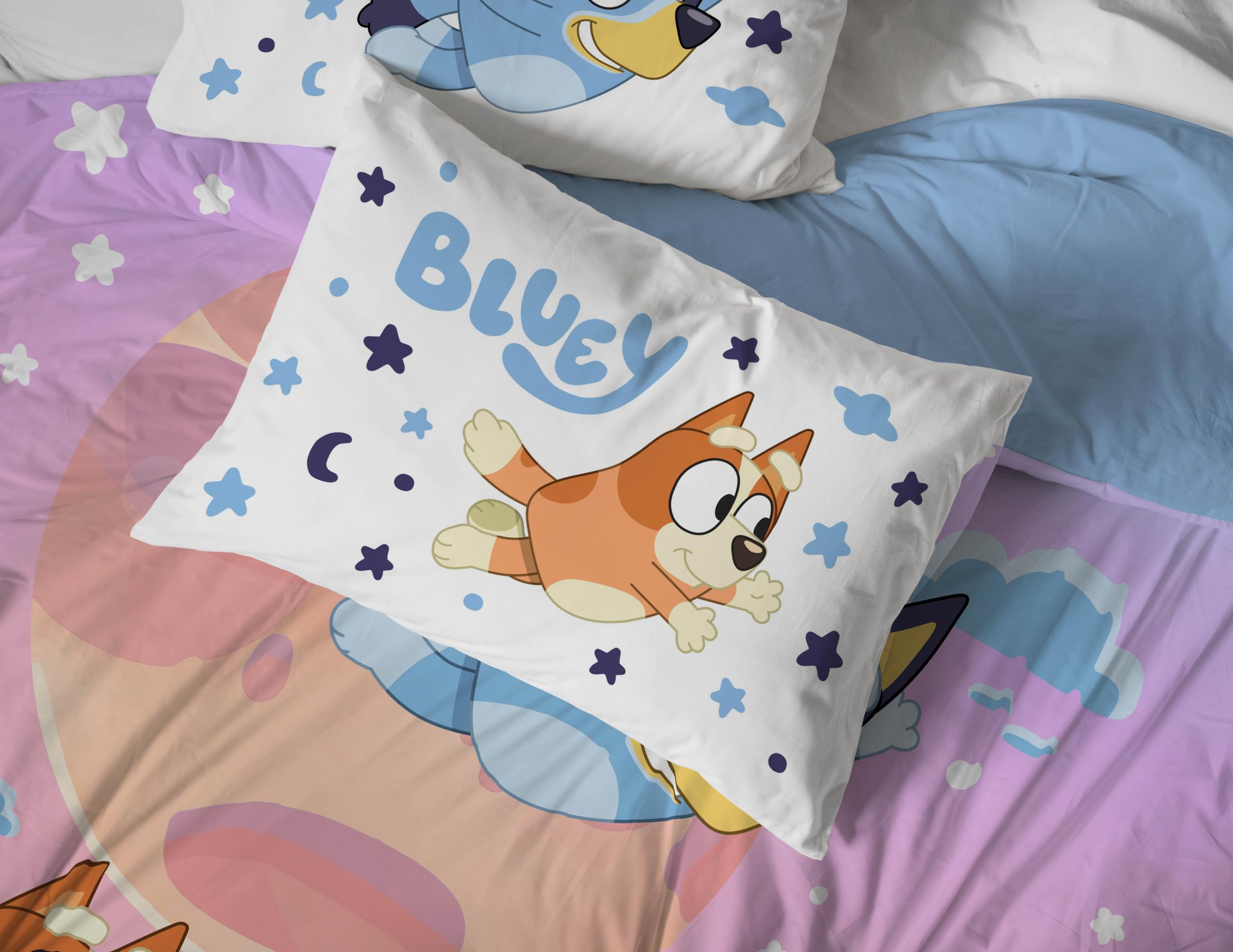 Jay Franco ensemble complet posé sur lit enfant, chambre transformée et colorée