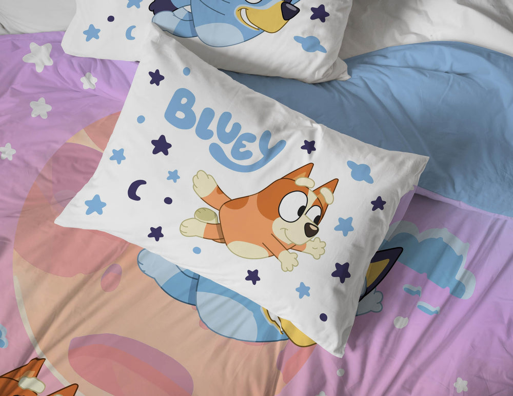 Jay Franco ensemble complet posé sur lit enfant, chambre transformée et colorée