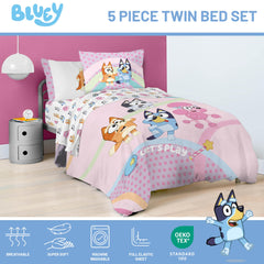 Ensemble Jay Franco Bluey Bingo posé sur lit twin pour inspiration chambre enfant