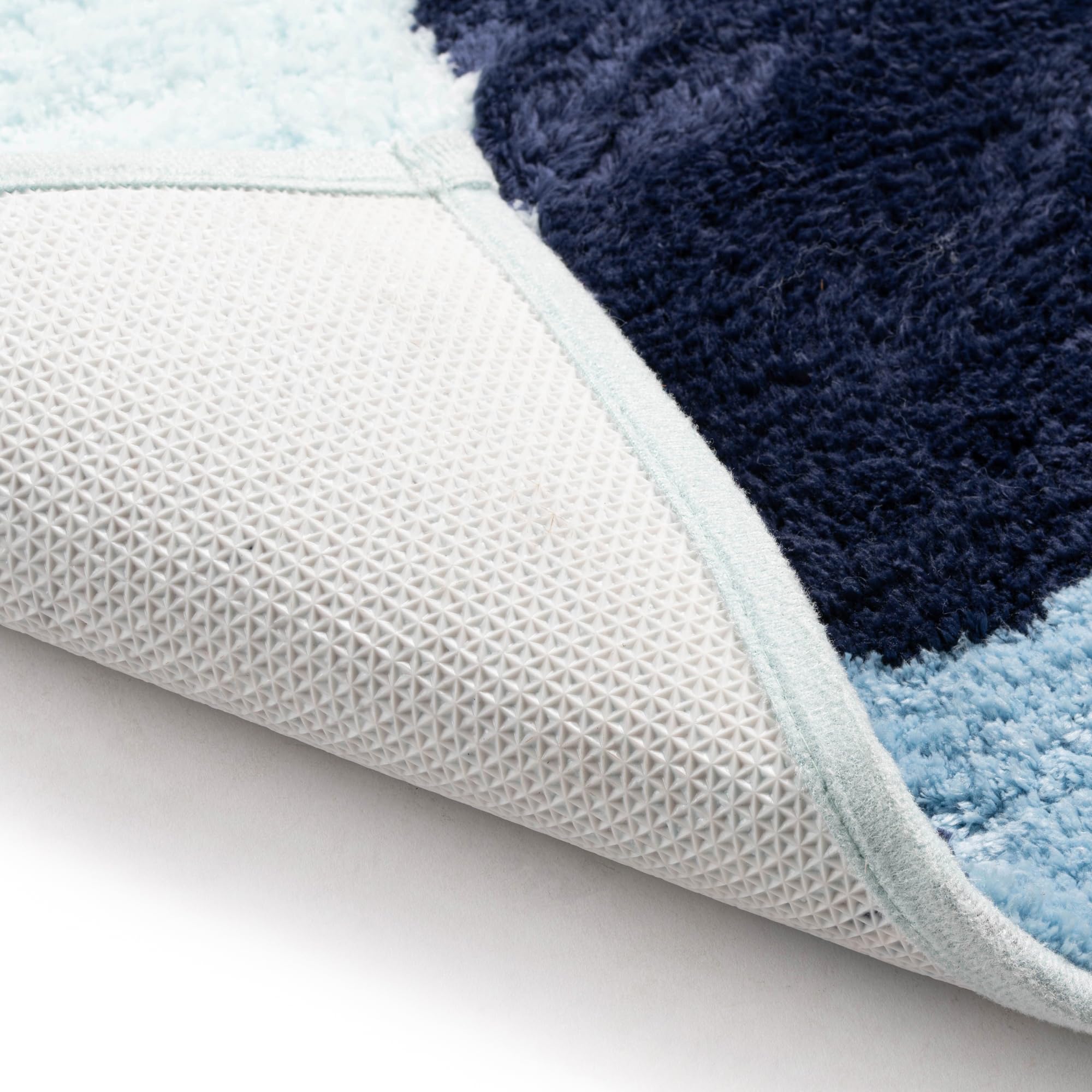 Jay Franco Bluey comparaison d'échelle montrant la taille 20 x 30 pouces pratique