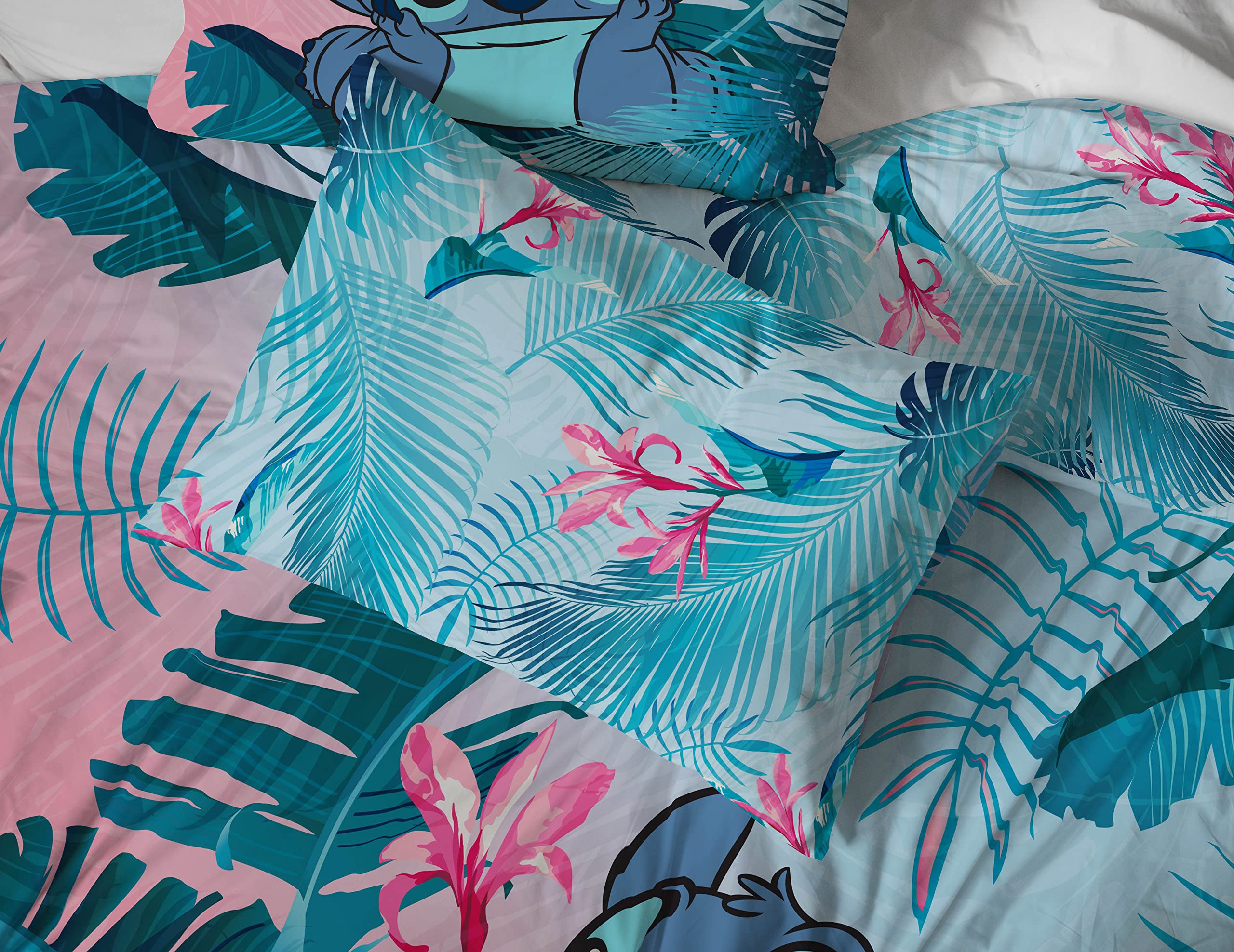 Enfants sur lit Jay Franco appréciant motif Stitch et ambiance ludique