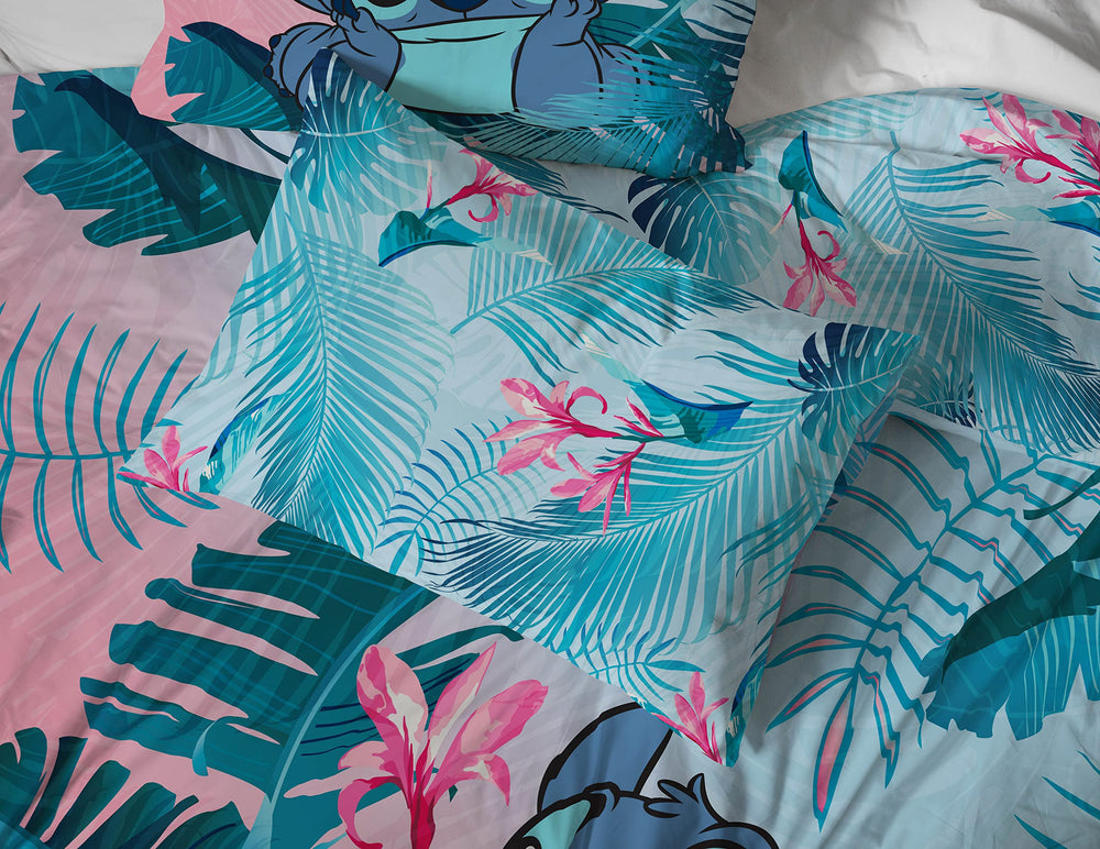 Enfants sur lit Jay Franco appréciant motif Stitch et ambiance ludique