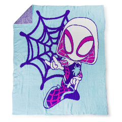 Jay Franco plaid Ghost Spider posé sur canapé pour confort immédiat