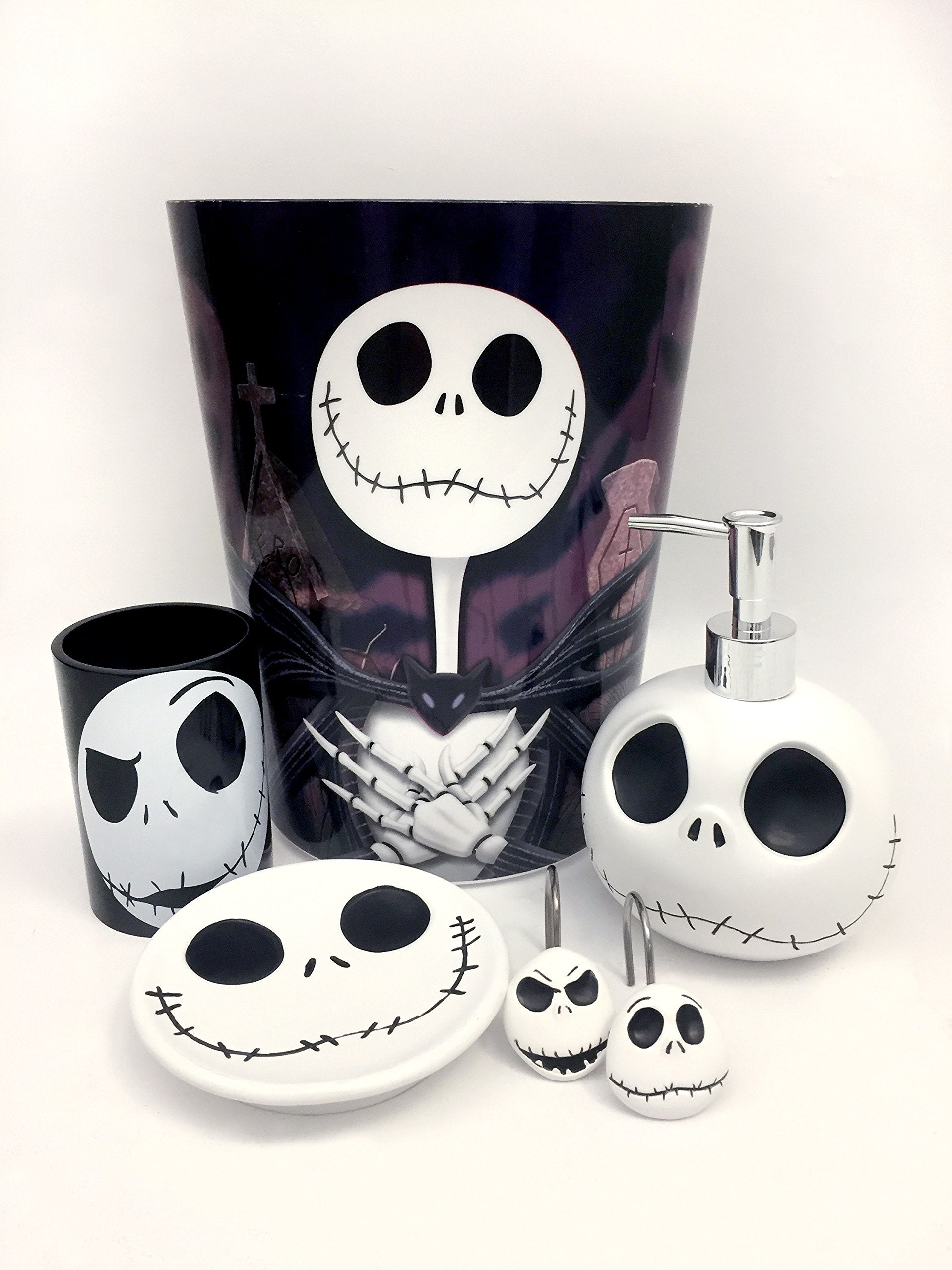 Poubelle Jay Franco Jack Skellington en situation dans une salle de bains d'enfant, look thématique pratique
