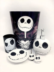 Poubelle Jay Franco Jack Skellington en situation dans une salle de bains d'enfant, look thématique pratique