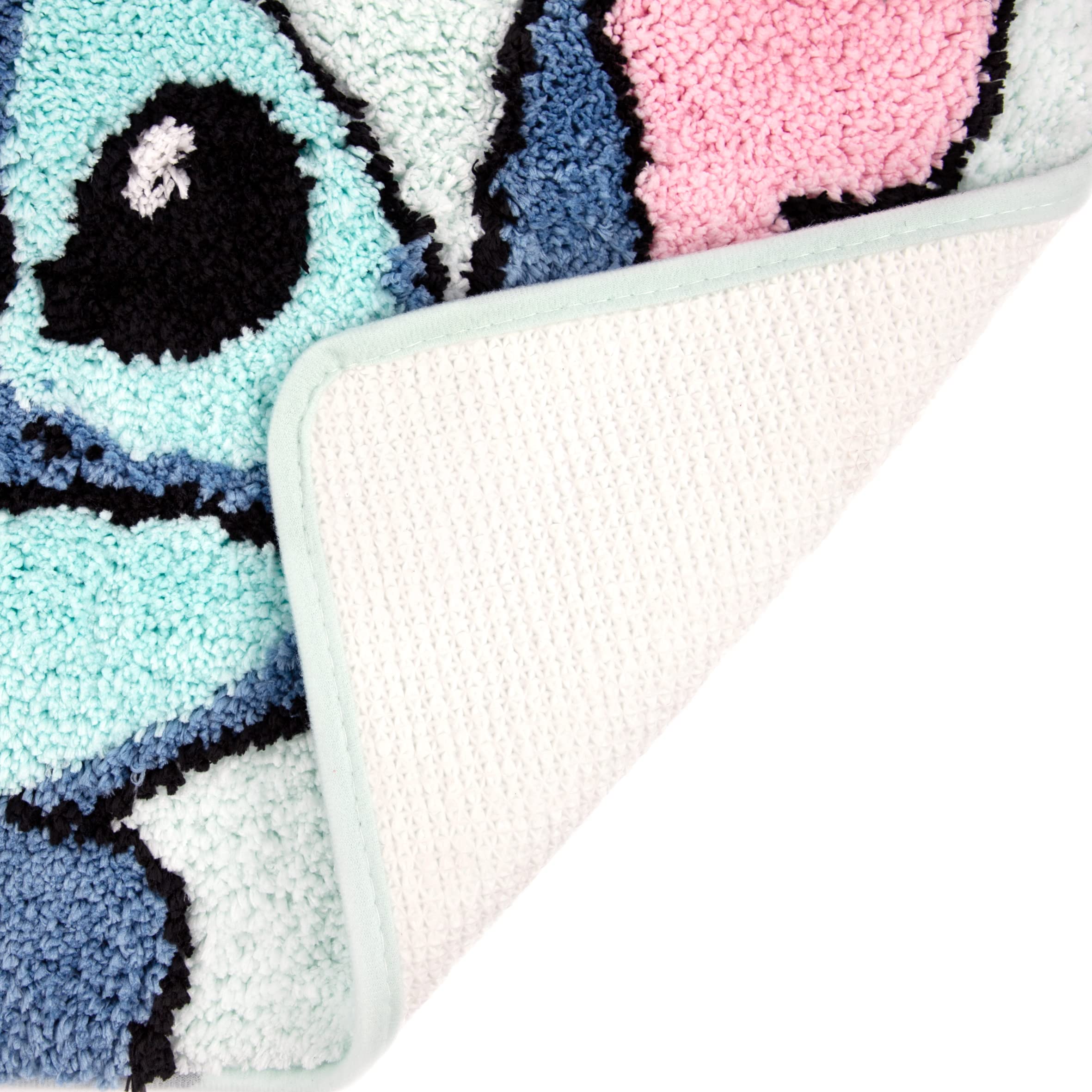 Jay Franco tapis Lilo & Stitch posé près de la baignoire montrant confort et absorption