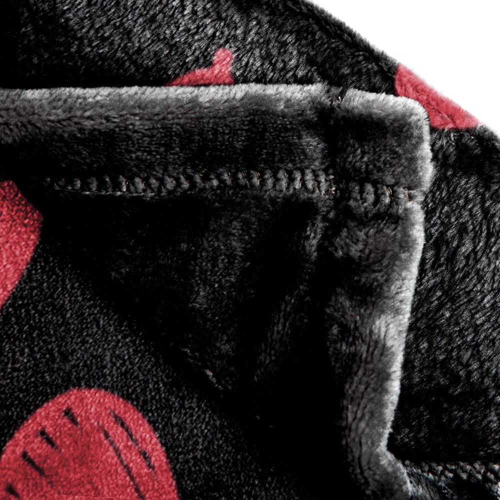 Jay Franco plaid Deadpool dans chambre affichant style et confort