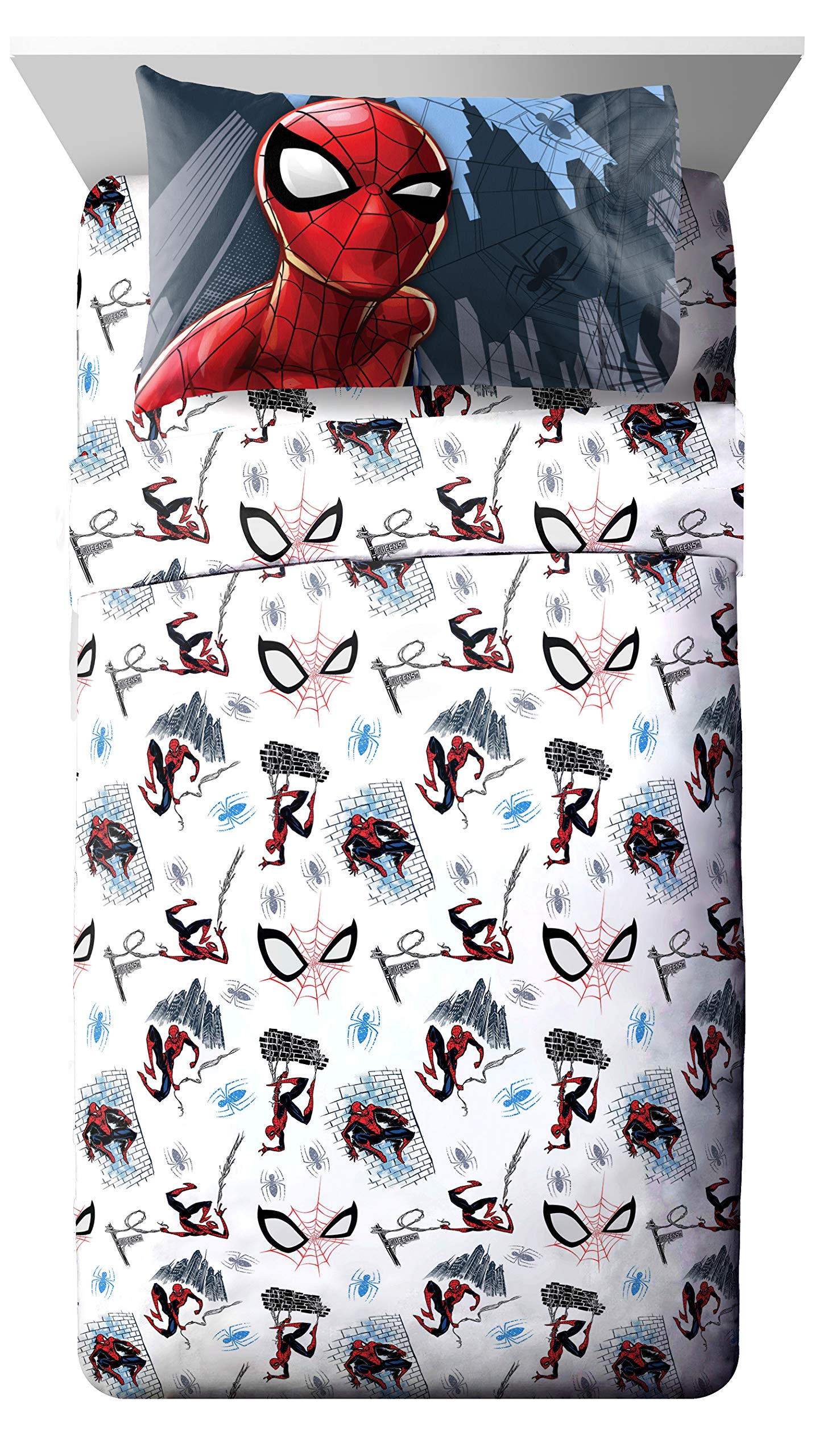 Jay Franco ensemble Spiderman installé sur lit enfant, décor thématique facile