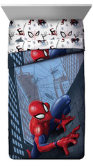 Jay Franco gros plan tissu Spiderman montrant texture douce et solide
