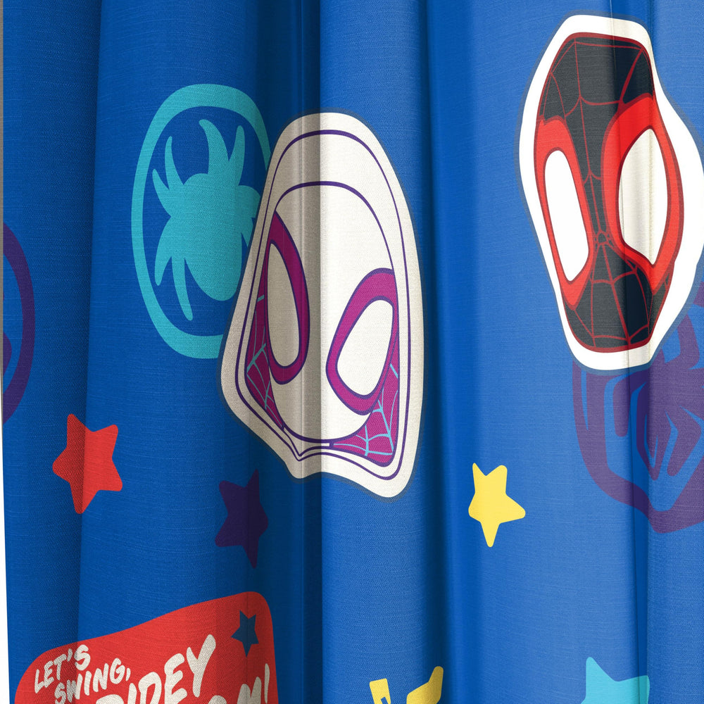 Jay Franco Spidey rideaux installés dans une chambre enfant apportant couleur