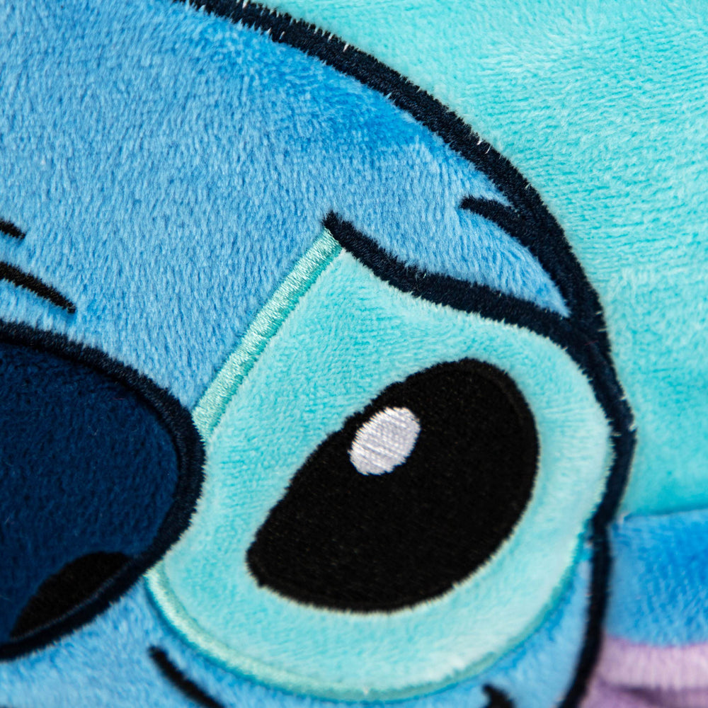 Jay Franco Stitch en usage sur canapé illustrant confort immédiat et esthétique pièce