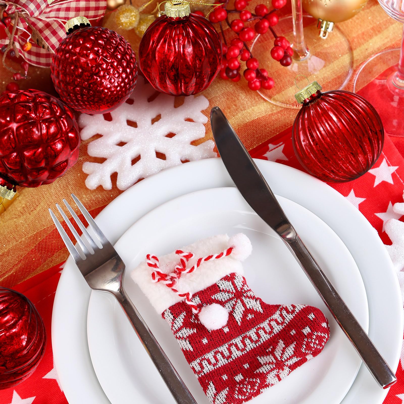 Jenaai boules attachées sur cadeau embellissant l'emballage de fête