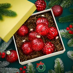Jenaai boules suspendues sur sapin créant une ambiance festive chaleureuse