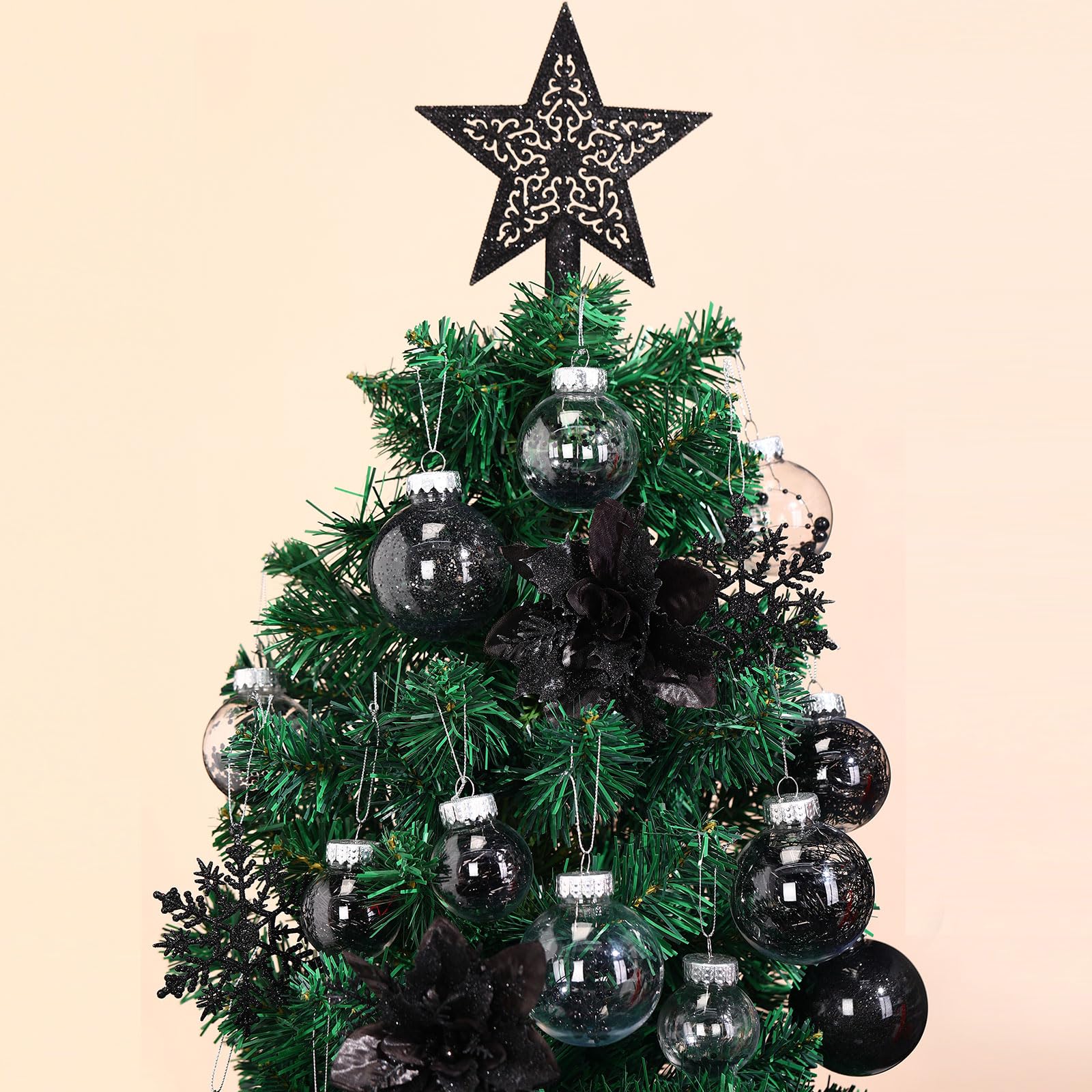 Jenaai étoile de sommet installée sur sapin, tenue stable