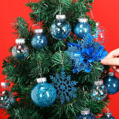Jenaai flocons et poinsettias en gros plan ajoutant relief et élégance au sapin