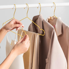 Jetdio cintre en usage avec costume et chemise, support robuste