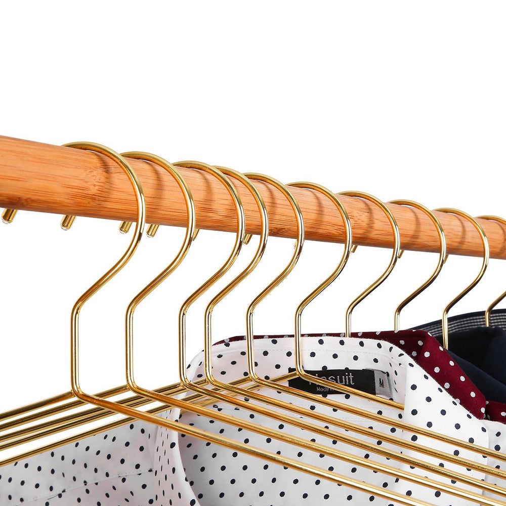 Jetdio cintre dans chambre stylée, organise et sublime le vêtement