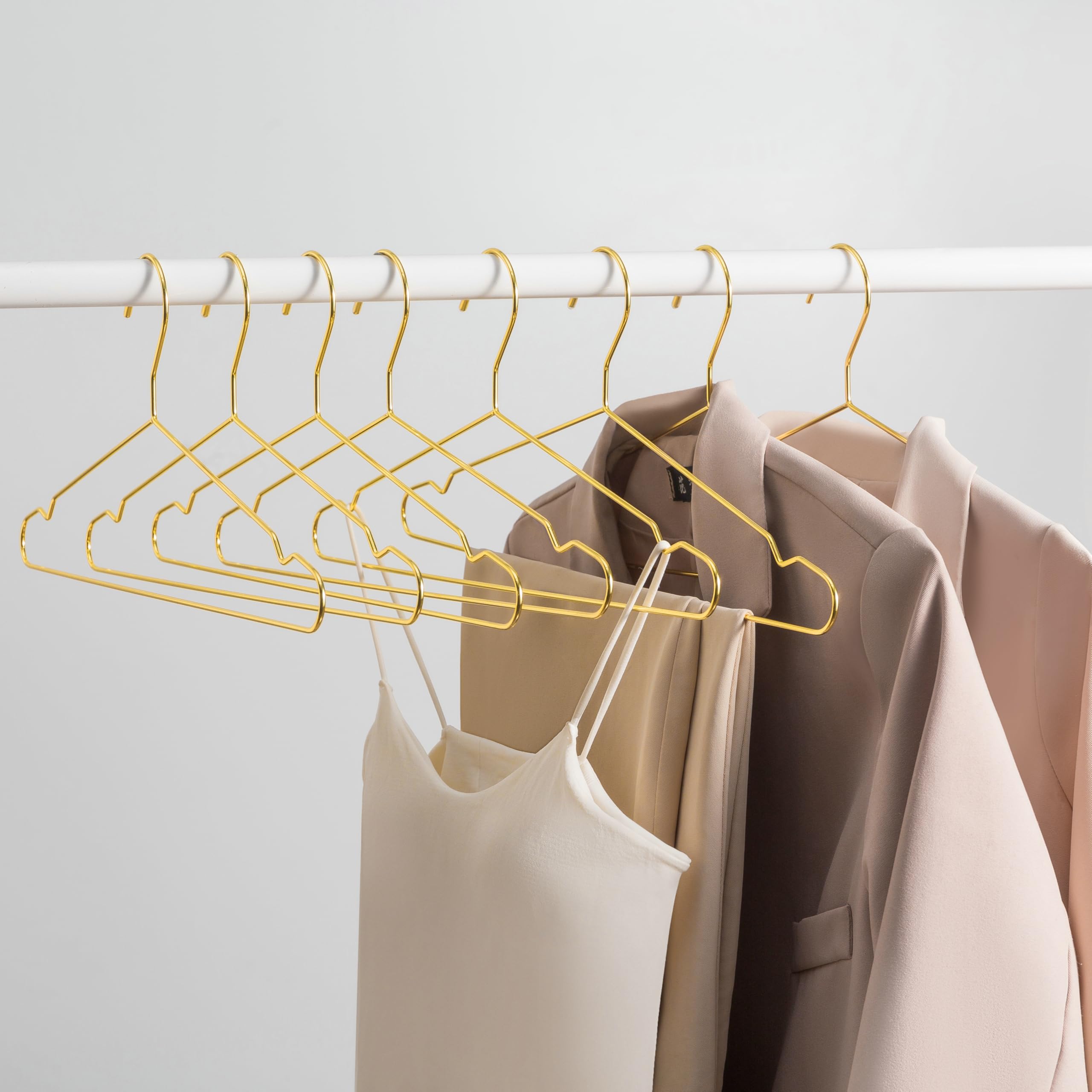Jetdio plusieurs cintres sur tringle, rangement uniforme et net