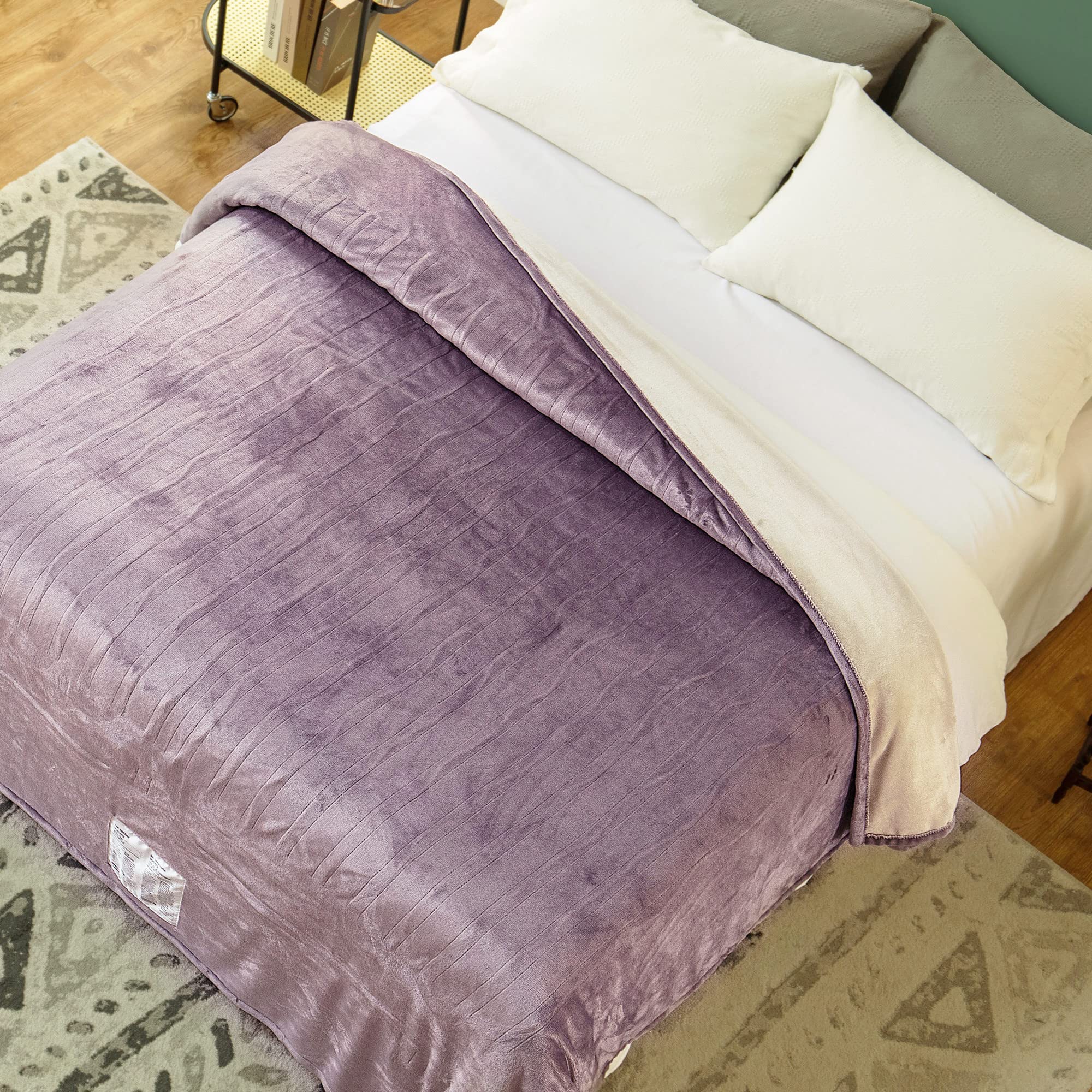 JET'S HOME femme confortable sur canapé utilisant la couverture pour chaleur