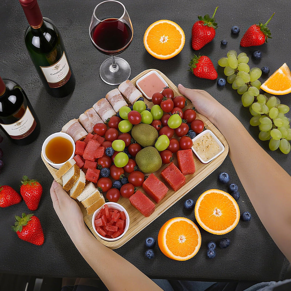 JFIEOEO plateau arrangé sur table créant une présentation élégante pour invités