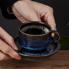 JIEMEI HOME gros plan émaillage réactif bleu, finition artisanale