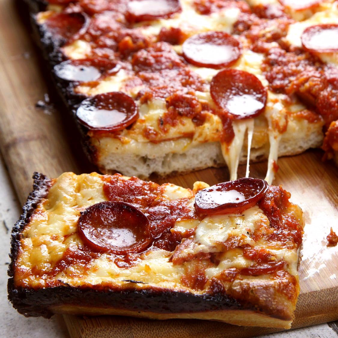 Jisculo scène de cuisine montrant retrait de pizza prête pour service convivial