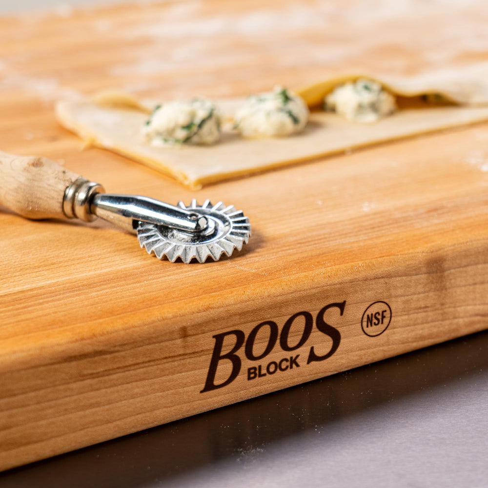 John Boos comparaison de taille avec couteaux montrant l'échelle pratique