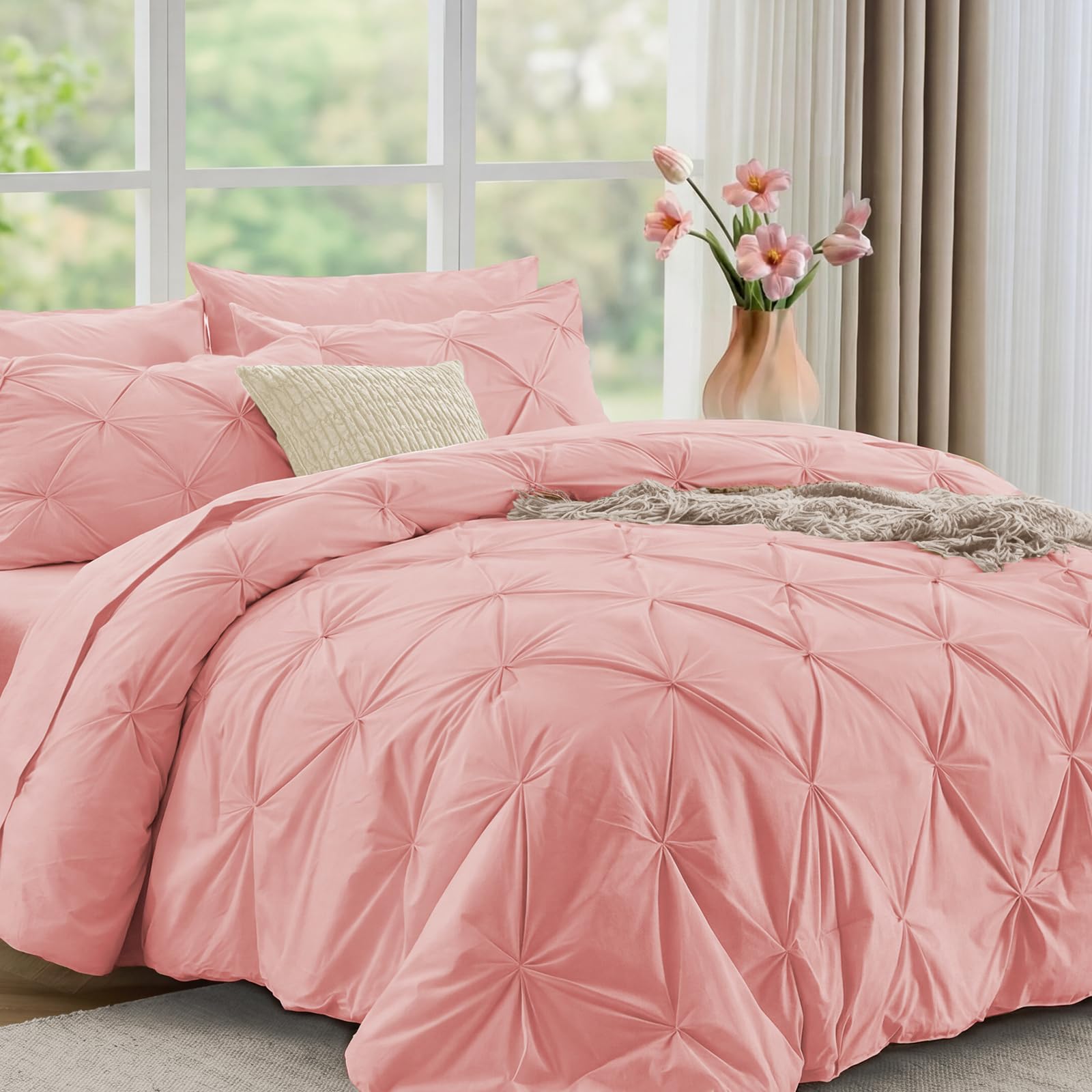 JOLLYVOGUE devant ensemble rose sur lit, donne une chambre soignée