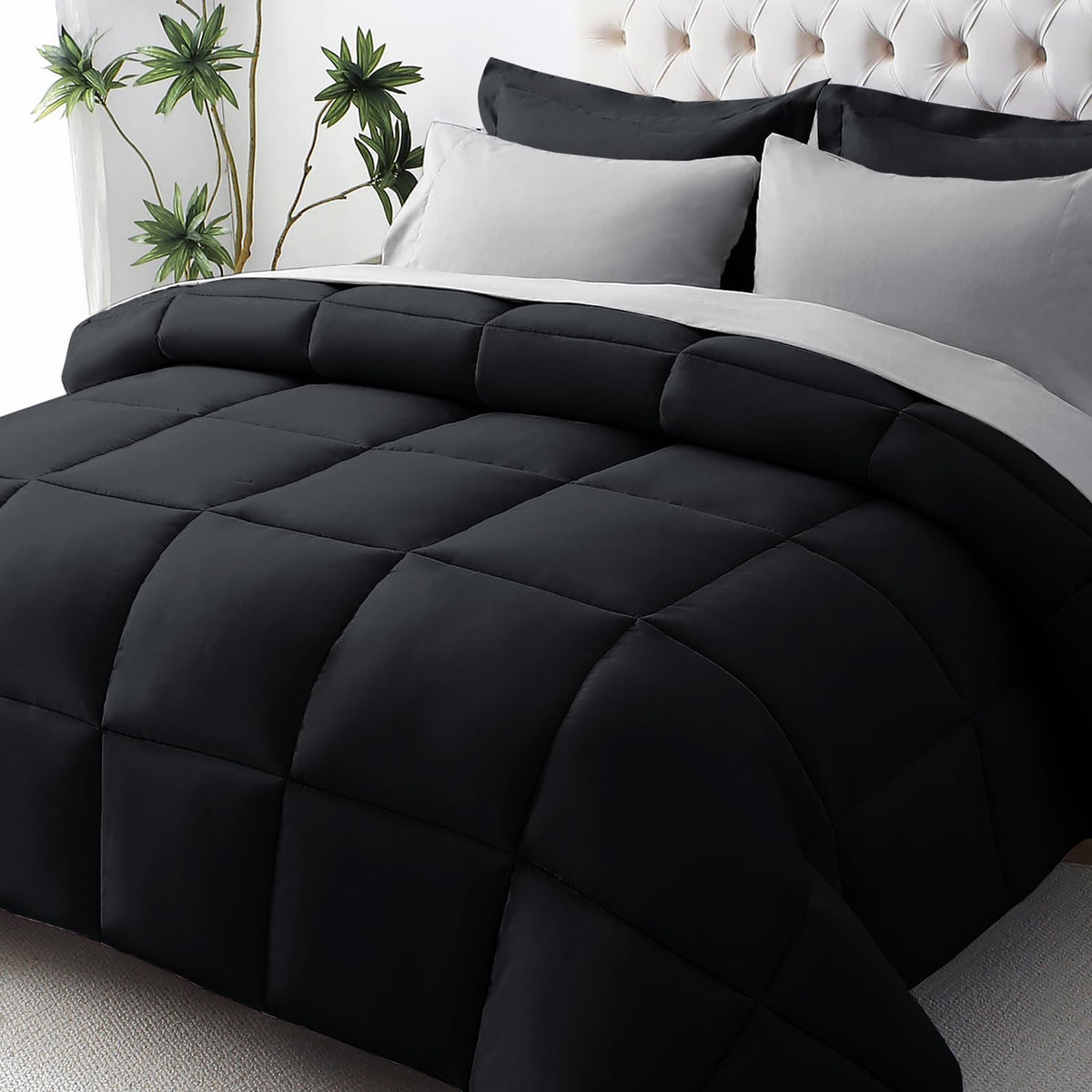 JOLLYVOGUE couette noir et gris clair présenté sur lit, confort immédiat