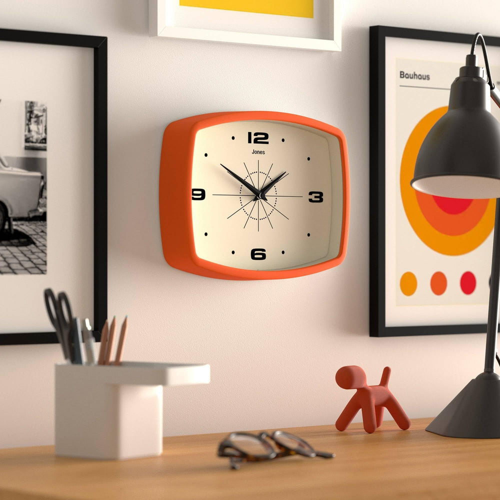 JONES CLOCKS horloge à côté d’un livre pour comparaison d’échelle visuelle