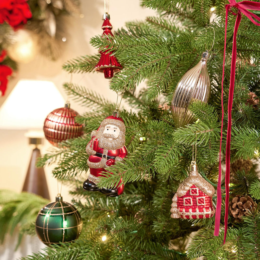 JORNOY décorations suspendues sur un sapin complet créant une ambiance festive harmonieuse