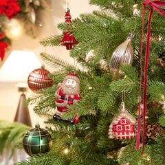 JORNOY décorations suspendues sur un sapin complet créant une ambiance festive harmonieuse
