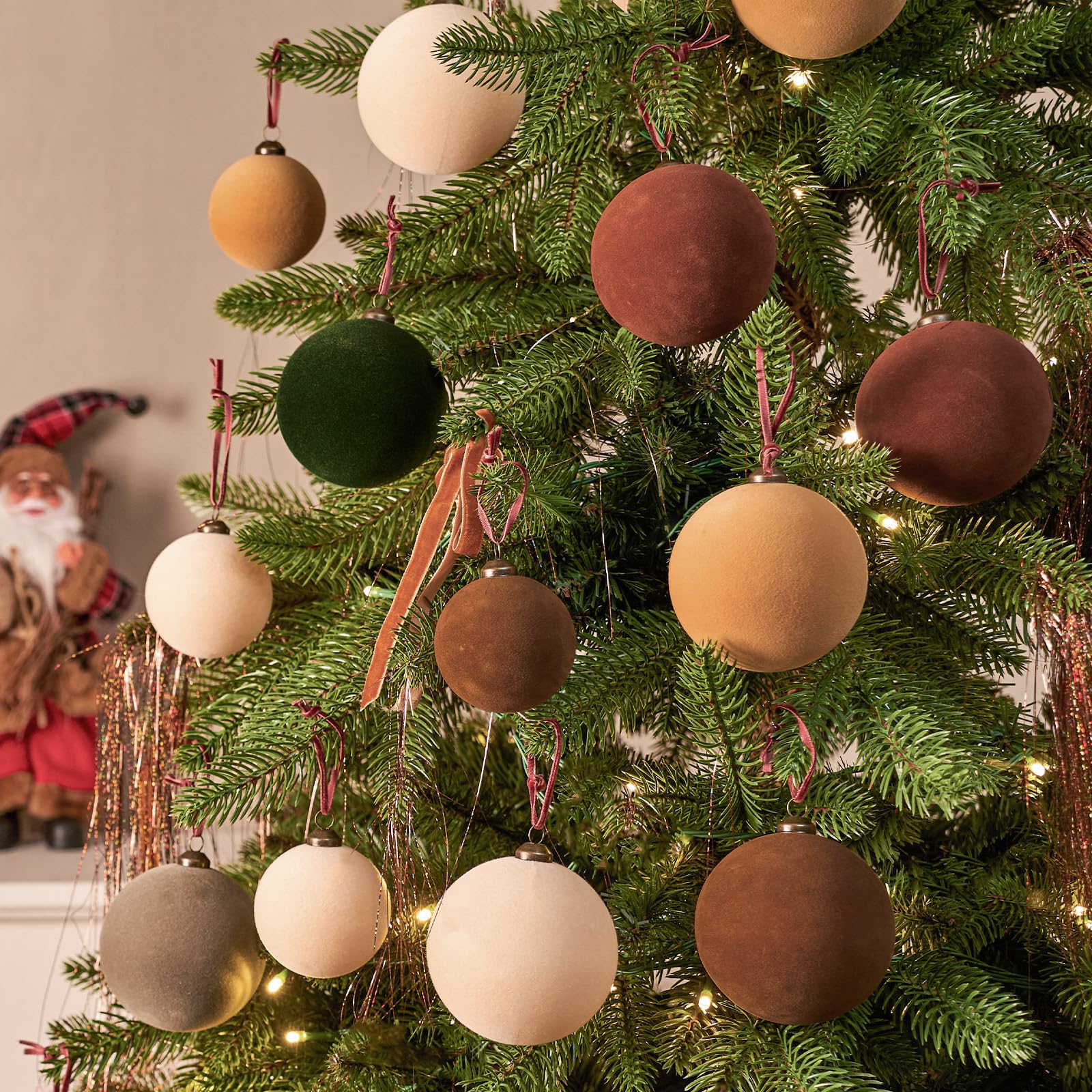 JORNOY boules sur sapin montrant chaleur et harmonie