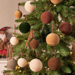 JORNOY boules sur sapin montrant chaleur et harmonie