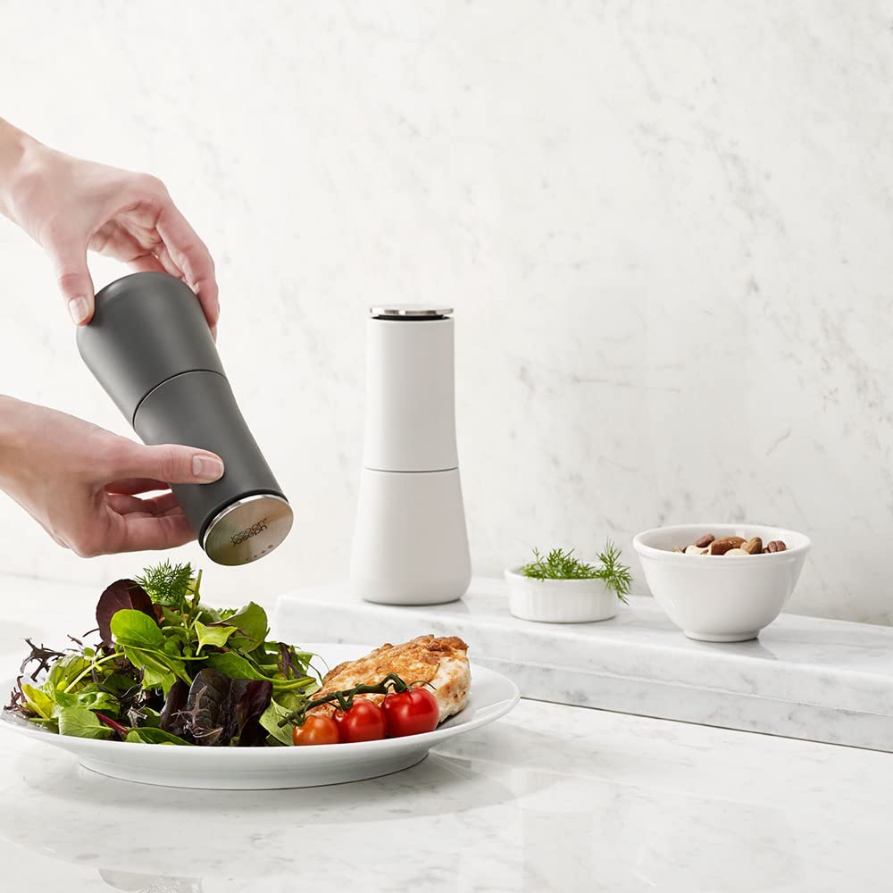 Joseph Joseph moulin posé dans la main pour montrer l'échelle compacte et l'ergonomie