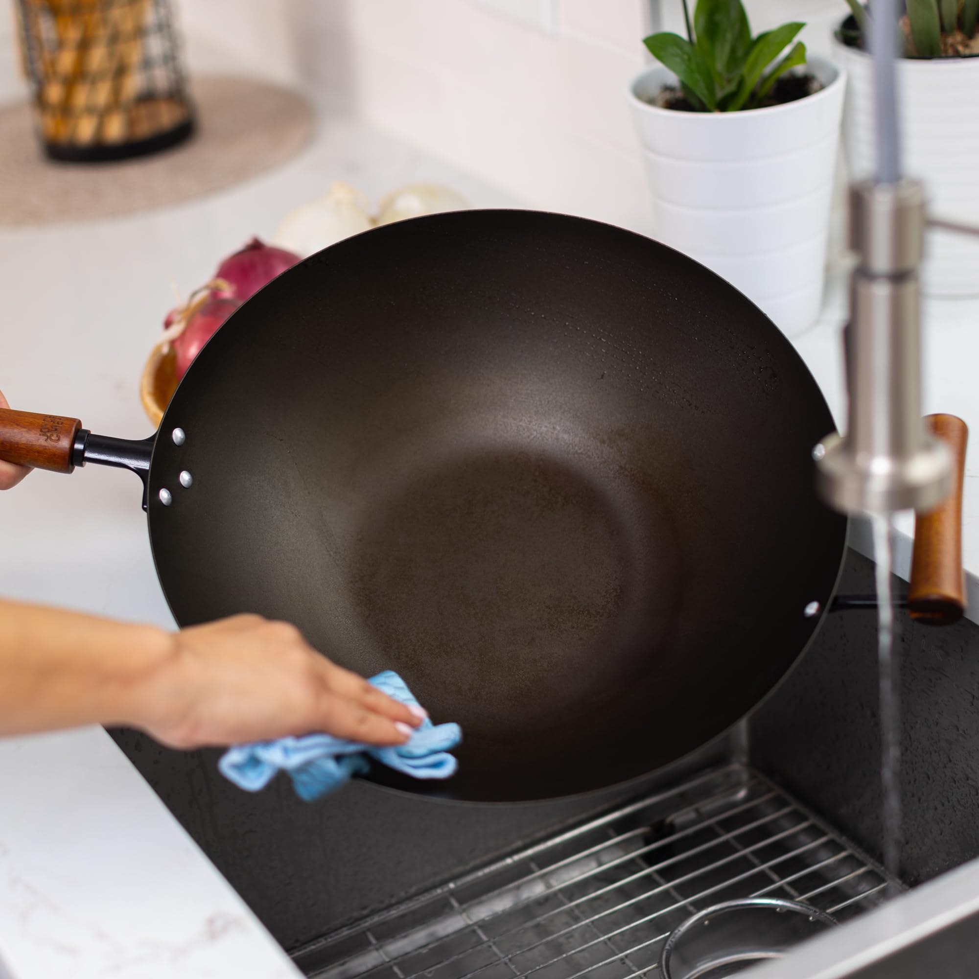 JOYCE CHEN wok cuisant légumes sautés montrant caramélisation rapide