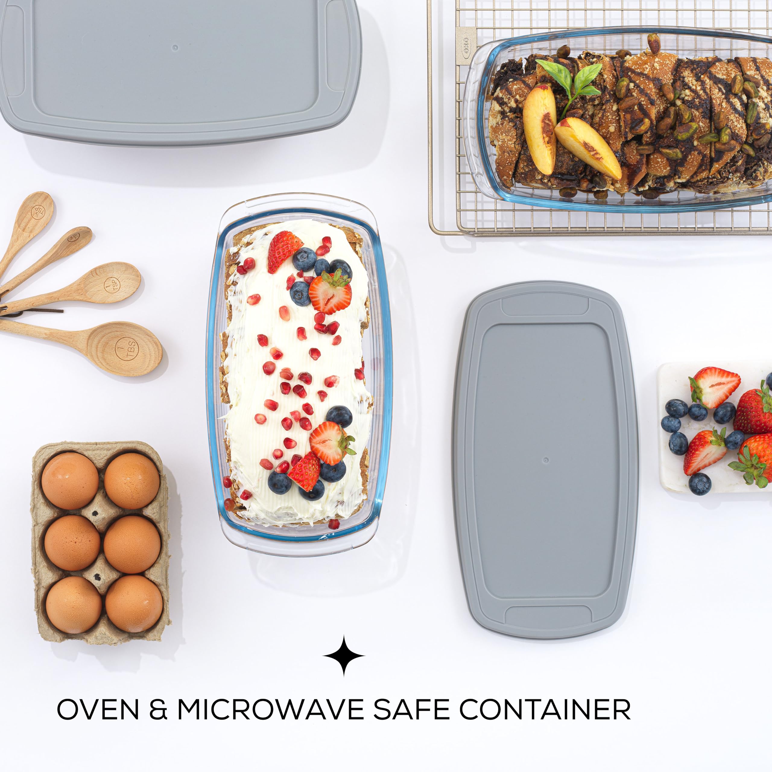 JoyJolt moule en usage avec banana bread, cuisson uniforme visible