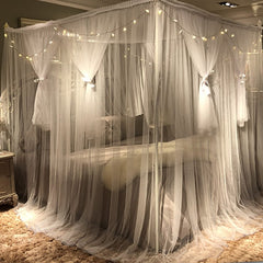 Joyreap tenture installée sur lit illustrant intimité et décor chaleureux